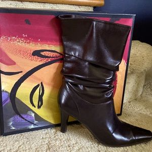 Predictions mid shaft pull-on boot. Size 6.5M.